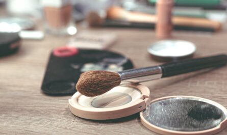 découvrez les tendances makeup incontournables de 2023 : des looks audacieux aux techniques innovantes, associez créativité et style pour un maquillage qui vous ressemble.