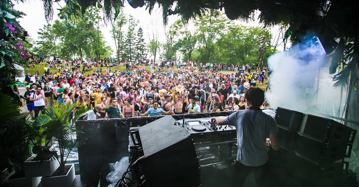 découvrez l'ambiance électrisante de notre festival de musique, où des artistes internationaux se produisent en direct sur scène. rejoignez-nous pour un week-end inoubliable de performances musicales variées, d'activités interactives et de rencontres avec d'autres passionnés. ne manquez pas cette célébration de la musique et de la culture dans un cadre exceptionnel!