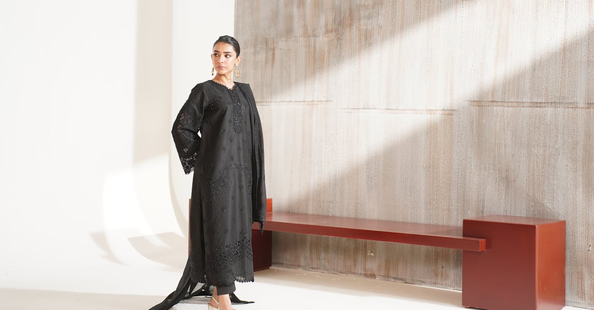 découvrez l'univers fascinant de l'industrie de la mode, où créativité, tendances et innovations se rencontrent. plongez dans les coulisses des défilés, des marques emblématiques et des dernières tendances qui façonnent notre style au quotidien.