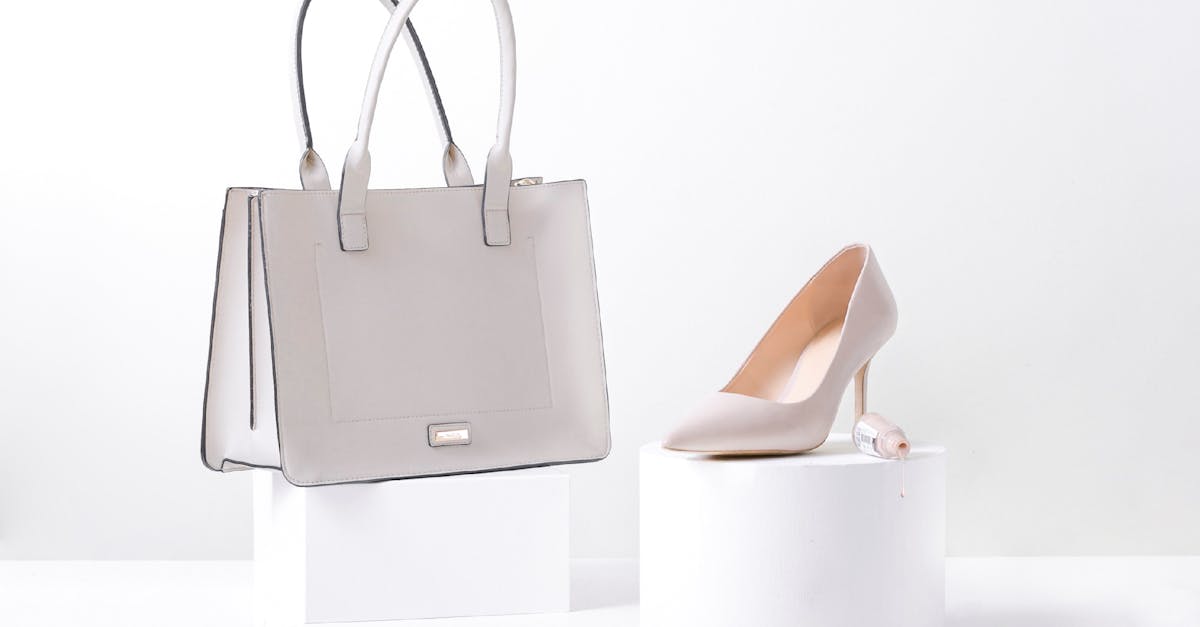 découvrez notre collection de chaussures de luxe alliant élégance et confort. chaque paire est conçue avec des matériaux de haute qualité pour un style raffiné qui fera tourner les têtes. trouvez vos chaussures idéales et marchez avec distinction.