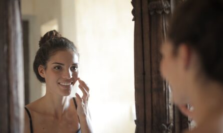 découvrez les secrets d'une peau radieuse avec nos conseils pratiques et nos produits de soin haut de gamme. offrez à votre visage l'éclat qu'il mérite grâce à des routines simples et efficaces.