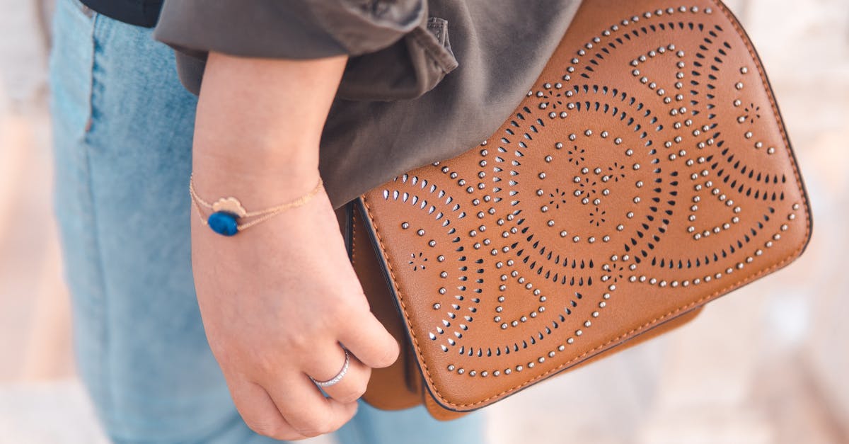 découvrez notre large sélection d'accessoires tendance pour compléter votre style. que ce soit des bijoux, sacs, chapeaux ou écharpes, trouvez l'élément parfait qui ajoutera une touche unique à votre tenue.