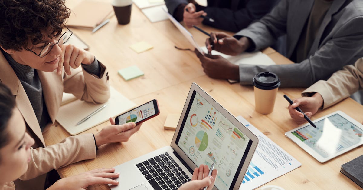 découvrez l'importance de la collaboration dans le travail d'équipe, son impact sur la productivité et l'innovation, ainsi que des stratégies pour favoriser un environnement collaboratif efficace.