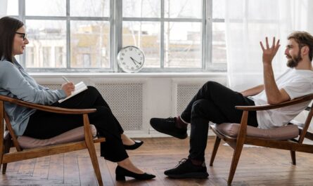 découvrez comment la psychologie des investisseurs influence leurs décisions financières, les tendances du marché et les risques liés à l’investissement. comprenez les émotions, biais et comportements à maîtriser pour réussir en bourse.