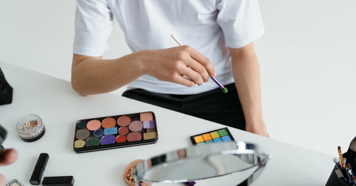 découvrez les dernières tendances maquillage qui feront sensation cette saison. explorez des looks audacieux, des couleurs vibrantes et des techniques innovantes pour sublimer votre beauté.
