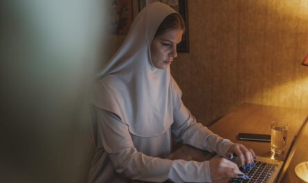 découvrez comment le travail à distance transforme le monde professionnel : avantages, conseils pratiques et outils indispensables pour réussir en télétravail.