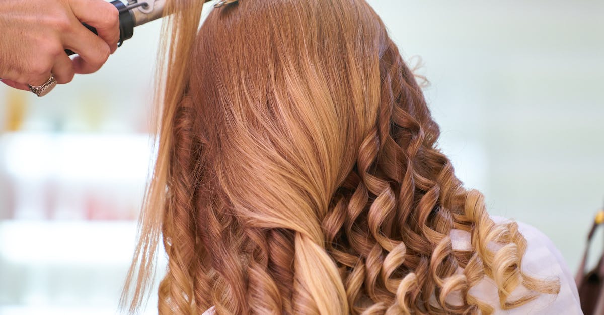 découvrez notre salon de coiffure élégant offrant des coupes tendance, des soins capillaires personnalisés et un service professionnel pour sublimer votre style.