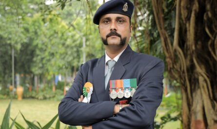 boutique officielle du stade rennais : découvrez les maillots, accessoires et vêtements officiels du club breton pour soutenir les rouge et noir avec style.