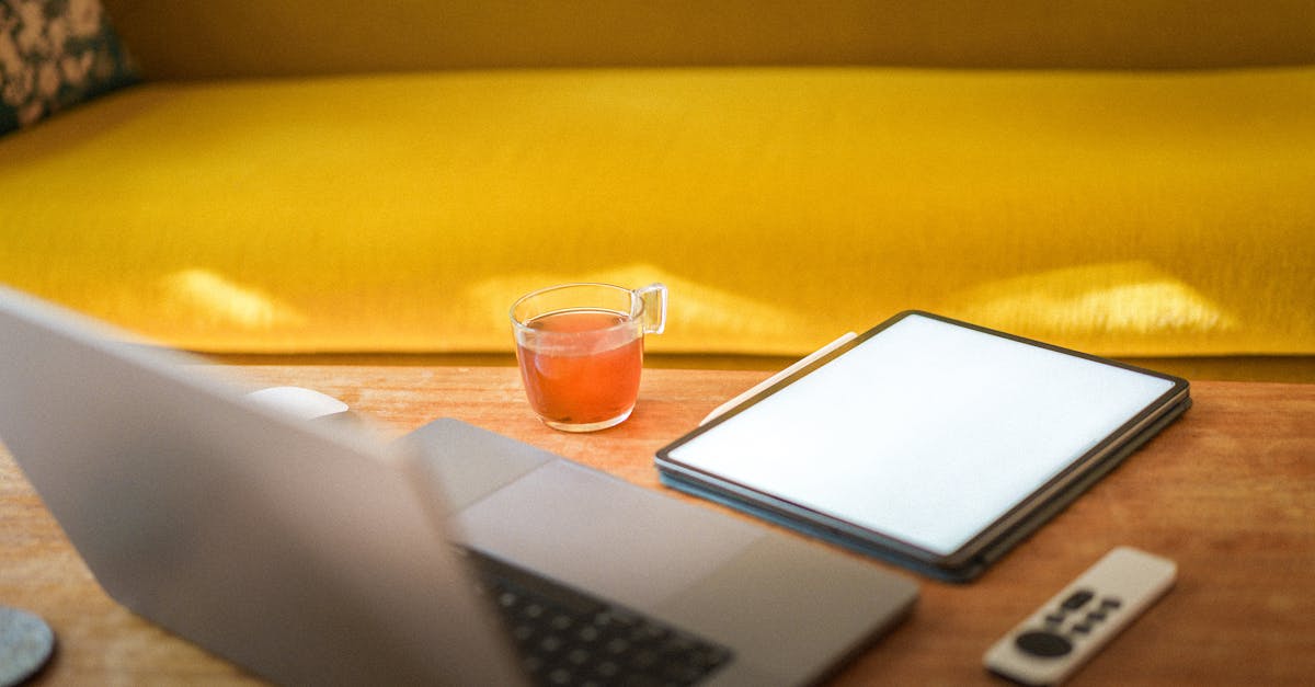 achetez les produits officiels du real madrid en ligne : maillots, accessoires et équipements authentiques pour tous les fans du club.