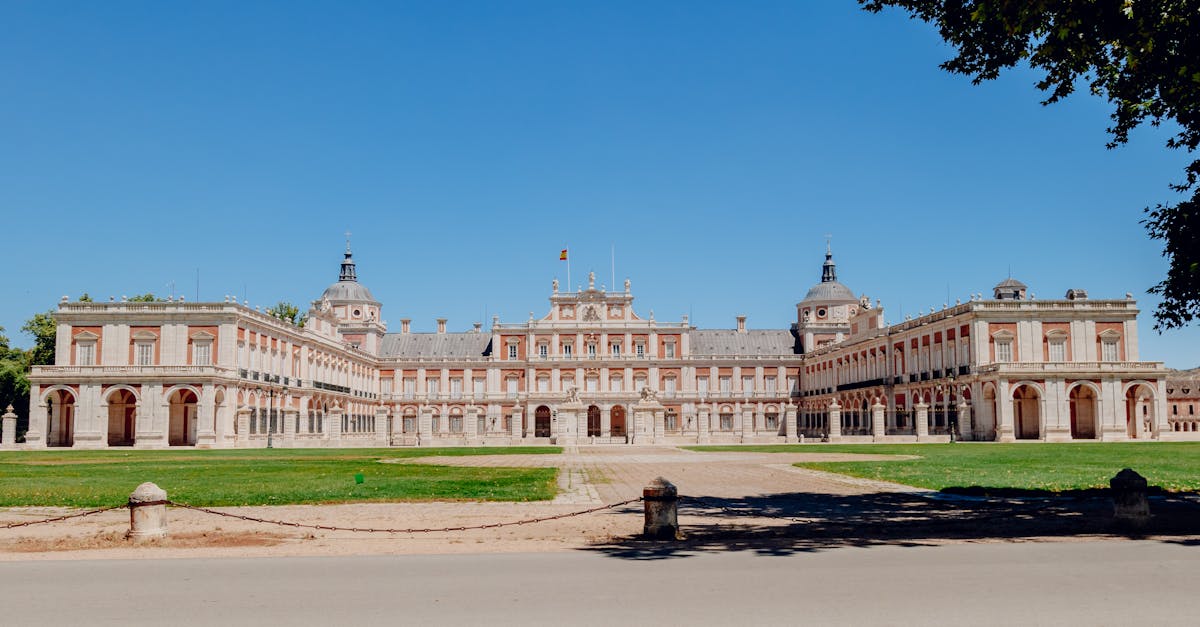 découvrez les produits officiels du real madrid en ligne : maillots, accessoires et articles exclusifs pour tous les fans du club.