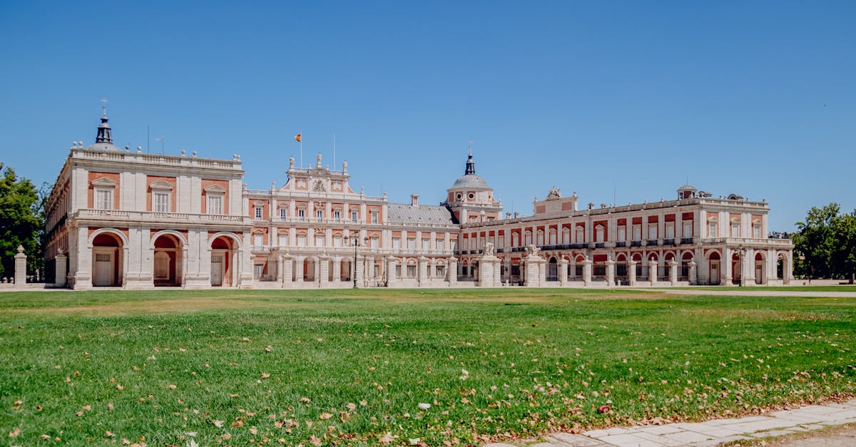 découvrez la boutique officielle du real madrid : équipements, maillots et articles exclusifs pour tous les fans du club légendaire.