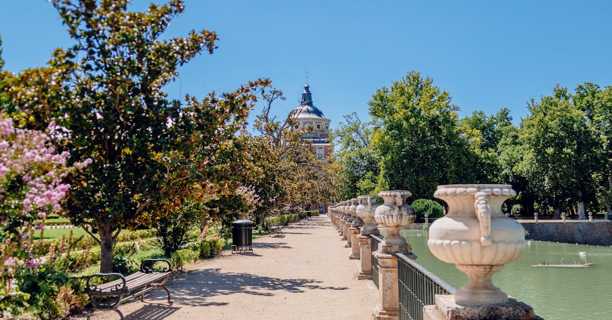boutique officielle du real madrid : découvrez les maillots, accessoires et équipements authentiques du célèbre club de football.