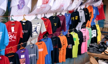 découvrez notre large sélection de produits dérivés de rugby : maillots, accessoires et équipements officiels pour tous les fans du ballon ovale.