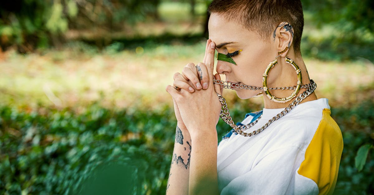 découvrez une sélection unique d'accessoires spirituels pour accompagner votre pratique et élever votre bien-être : bijoux, malas, pierres naturelles, encens, et plus encore.