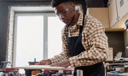découvrez notre atelier de menuiserie offrant des services sur mesure pour tous vos projets en bois, alliant savoir-faire traditionnel et équipements modernes.