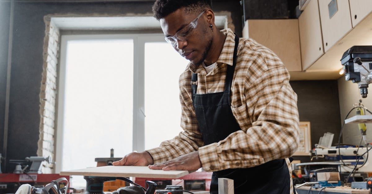 découvrez notre atelier de menuiserie offrant des services sur mesure pour tous vos projets en bois, alliant savoir-faire traditionnel et équipements modernes.