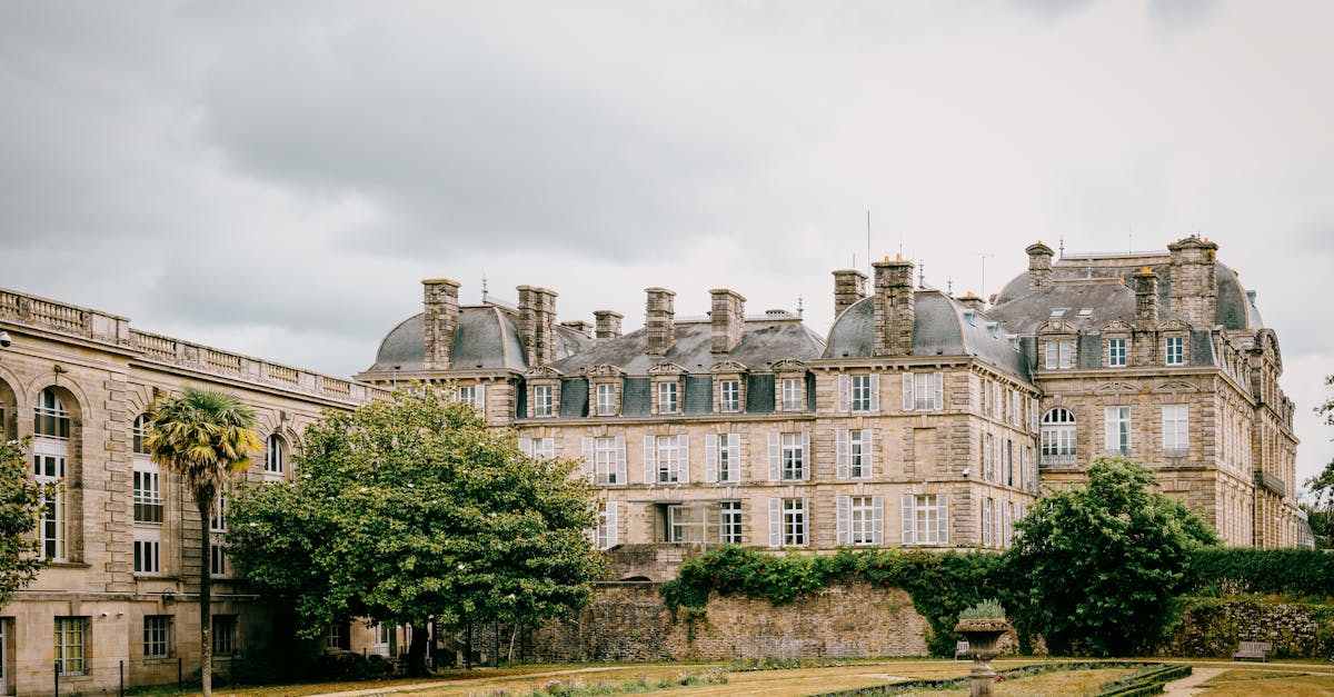 découvrez la collection officielle de produits dérivés de la fff france : maillots, accessoires et articles exclusifs pour tous les fans de football français.