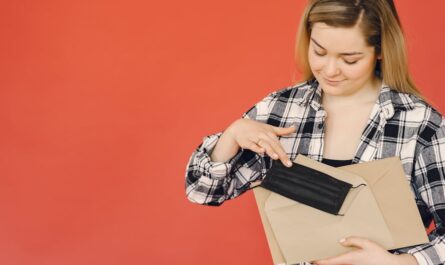 découvrez les services en ligne de la poste pour envoyer, recevoir et suivre vos courriers et colis facilement depuis chez vous.