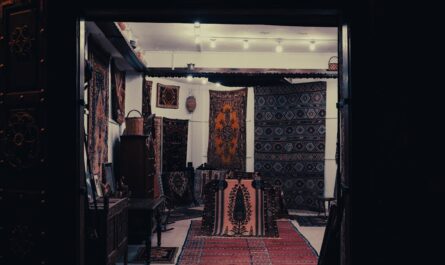 découvrez notre boutique de musée en ligne, offrant une sélection unique de souvenirs, livres et objets d'art inspirés de nos expositions.