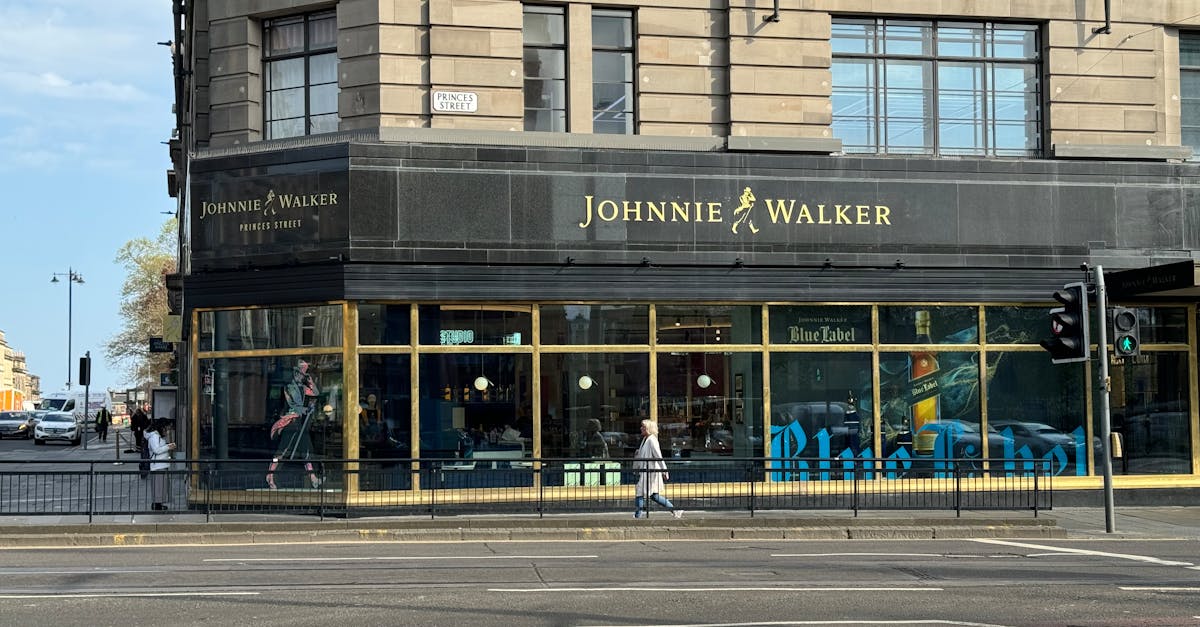 découvrez la boutique officielle de l'ogc nice : maillots, équipements et accessoires pour tous les fans du club de football niçois.
