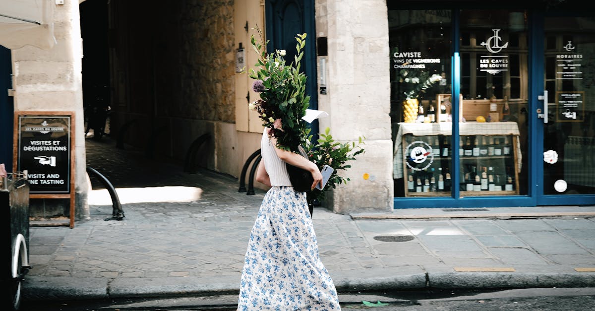 découvrez l'élégance intemporelle de notre boutique parisienne, où mode et raffinement se rencontrent au cœur de paris.