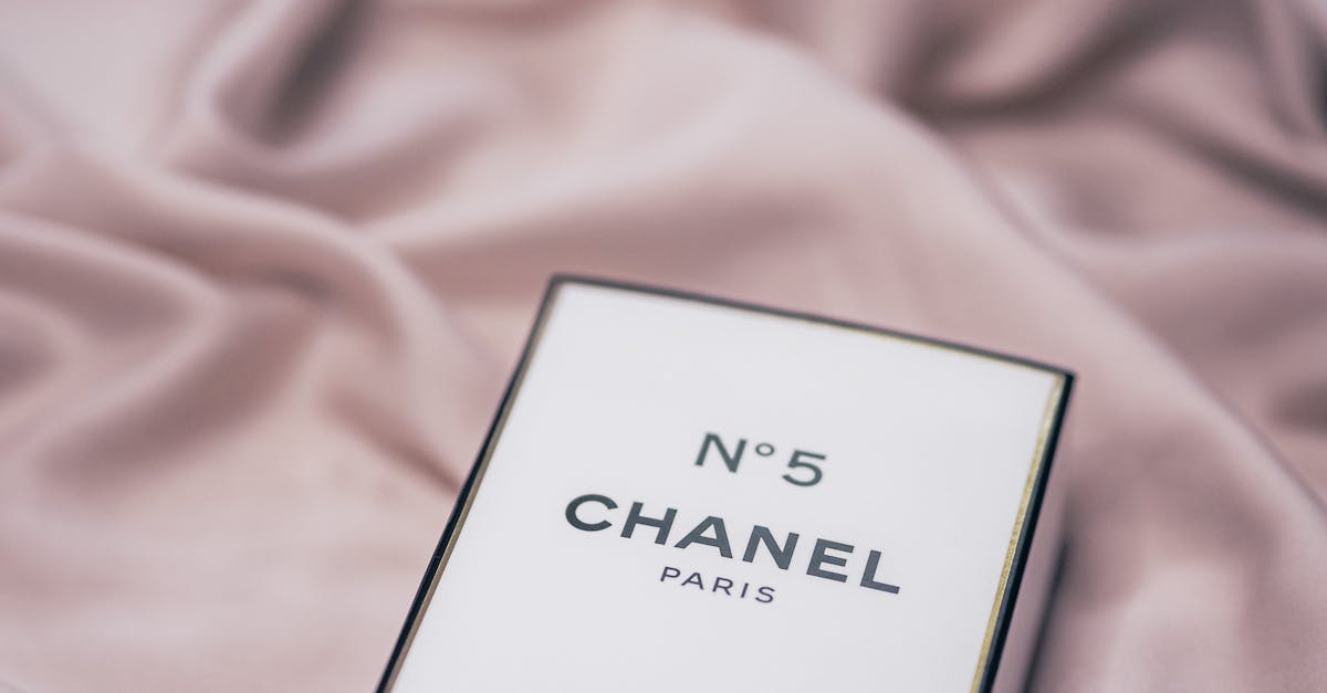 découvrez la boutique chanel à paris, un écrin de luxe où élégance et raffinement se rencontrent pour vous offrir les dernières créations de la maison emblématique.