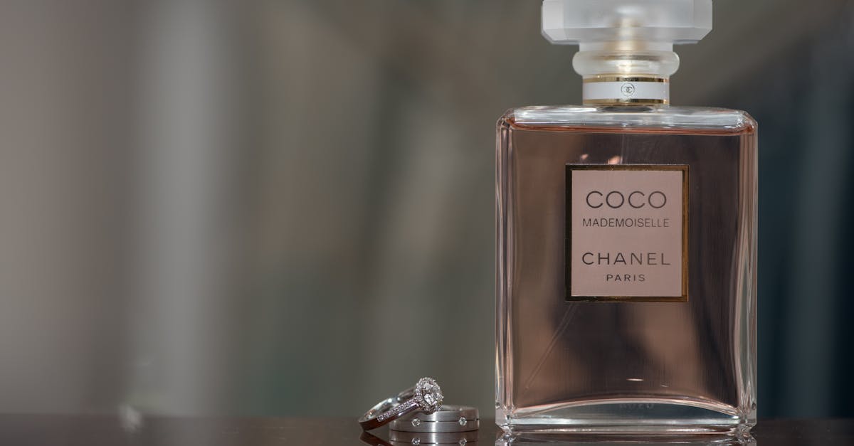 découvrez la boutique chanel à paris, un lieu emblématique où élégance et luxe se rencontrent pour une expérience shopping inoubliable.