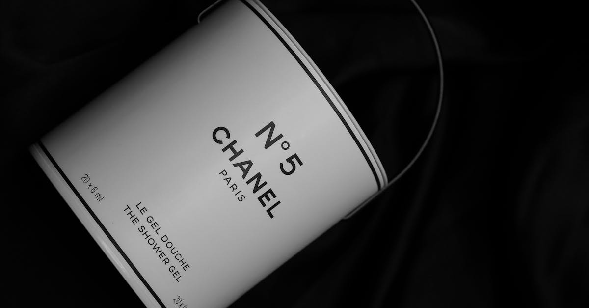 découvrez la boutique chanel à paris, un espace d'élégance où la haute couture, les accessoires de luxe et les parfums emblématiques vous attendent au cœur de la capitale française.