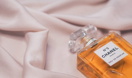 découvrez la boutique chanel à paris, un lieu emblématique où l'élégance et le luxe se rencontrent pour vous offrir les dernières collections de mode, accessoires et parfums.