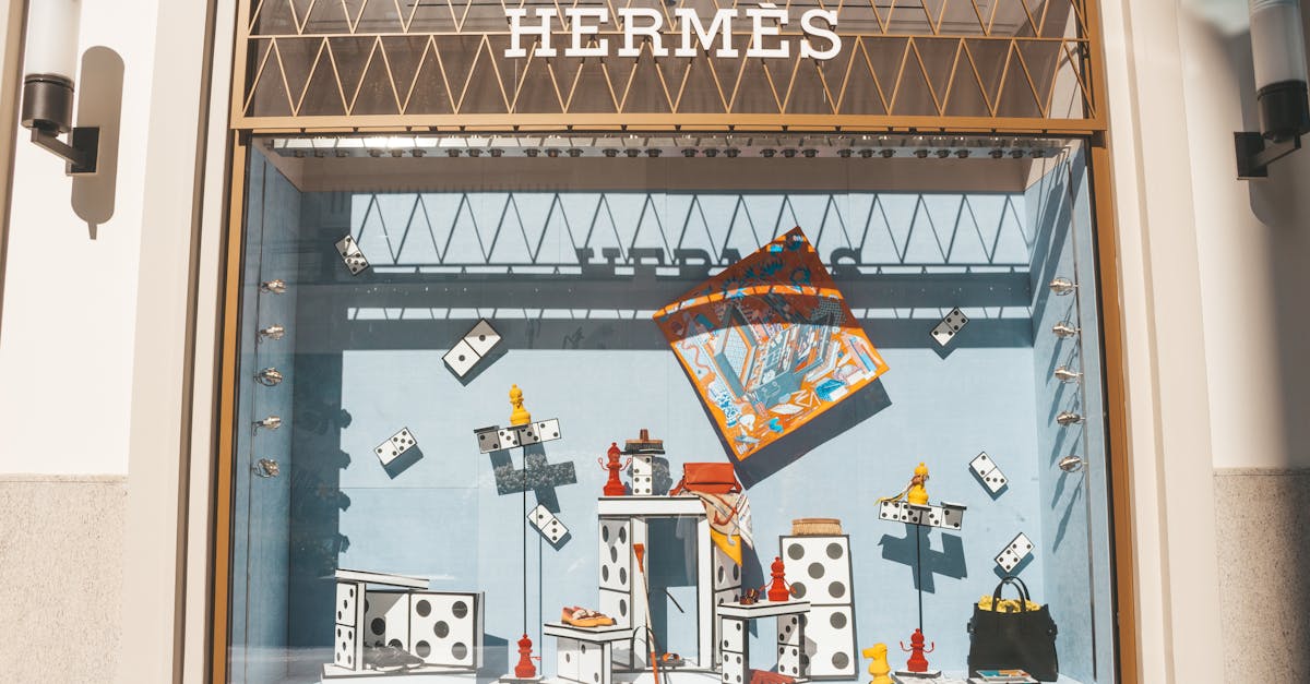 découvrez l'expérience shopping unique chez hermès, alliant savoir-faire artisanal et élégance intemporelle pour un moment de luxe exceptionnel.