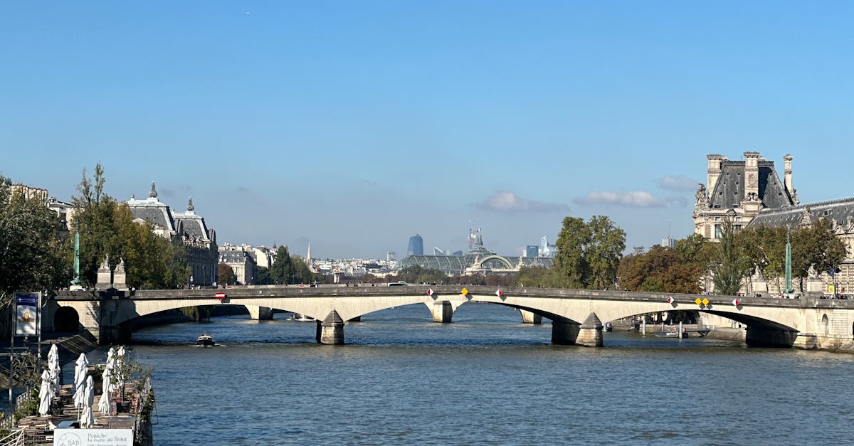 découvrez la boutique officielle du paris saint-germain : équipements, maillots et accessoires authentiques pour tous les fans du club de football parisien.