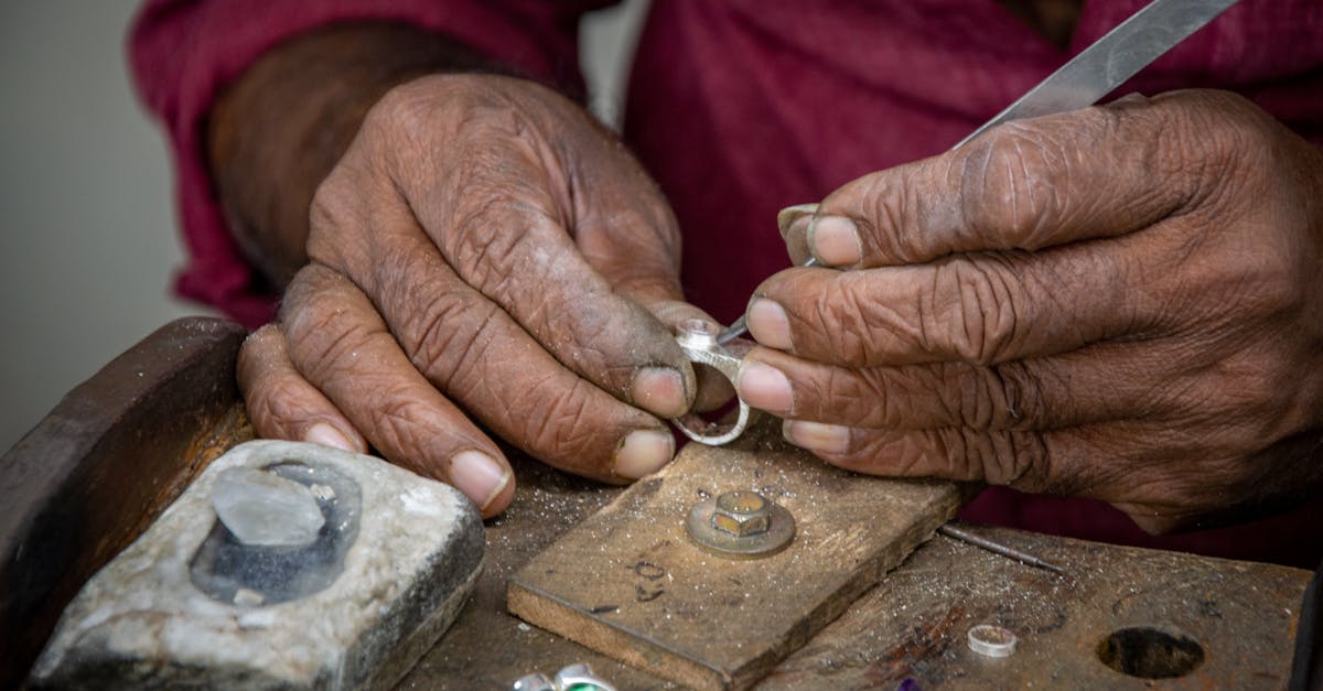 découvrez notre collection de bijoux personnalisés uniques, créés spécialement pour refléter votre style et votre histoire personnelle.
