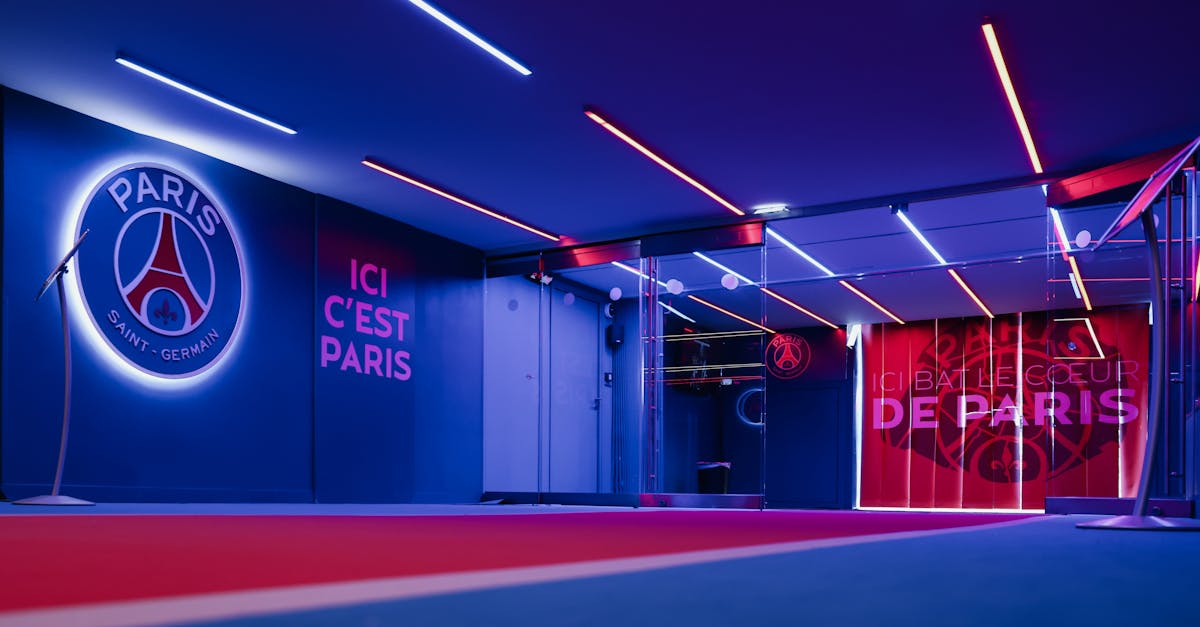 découvrez la boutique officielle du psg : équipements, maillots, accessoires et nouveautés pour tous les fans du paris saint-germain.