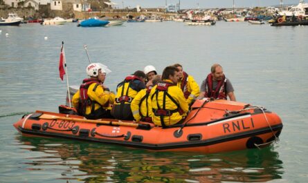 soutenez les sauveteurs en mer : engagez-vous pour sauver des vies, financer des opérations de secours et protéger ceux qui bravent les dangers de l'océan.