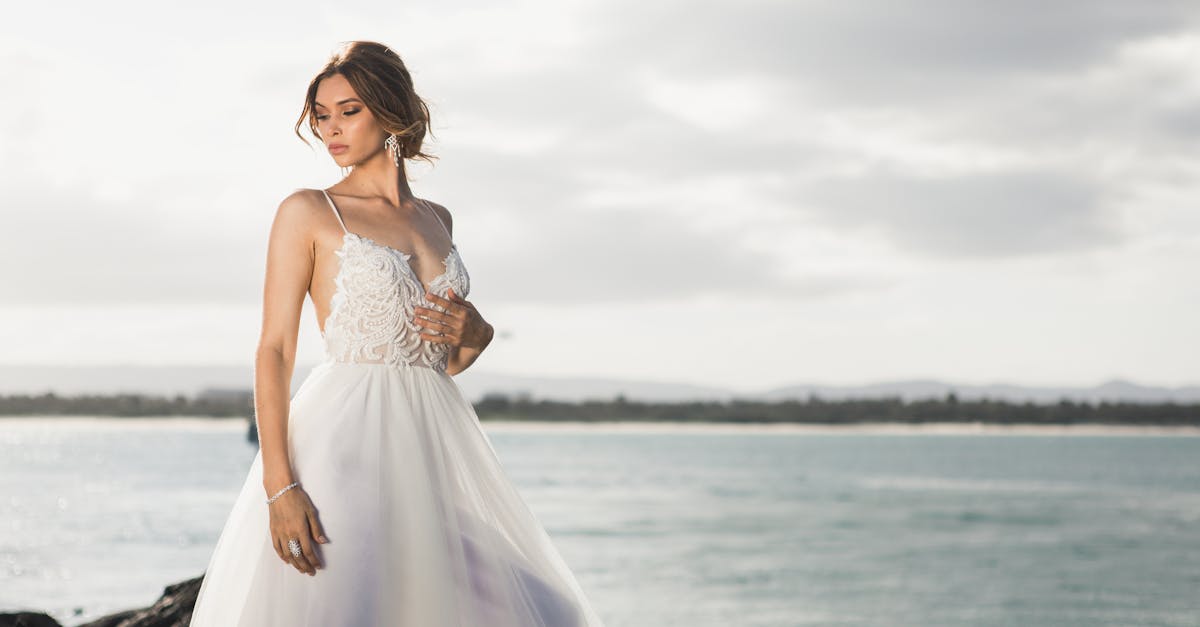 découvrez notre collection élégante de robes de mariée, conçue pour sublimer votre jour spécial avec style et confort.