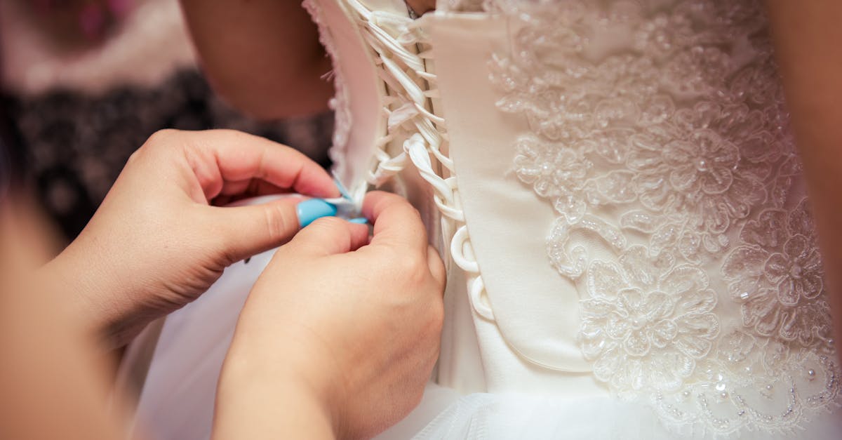 découvrez notre collection élégante de robes de mariée, conçues pour sublimer votre jour spécial avec style et romance.