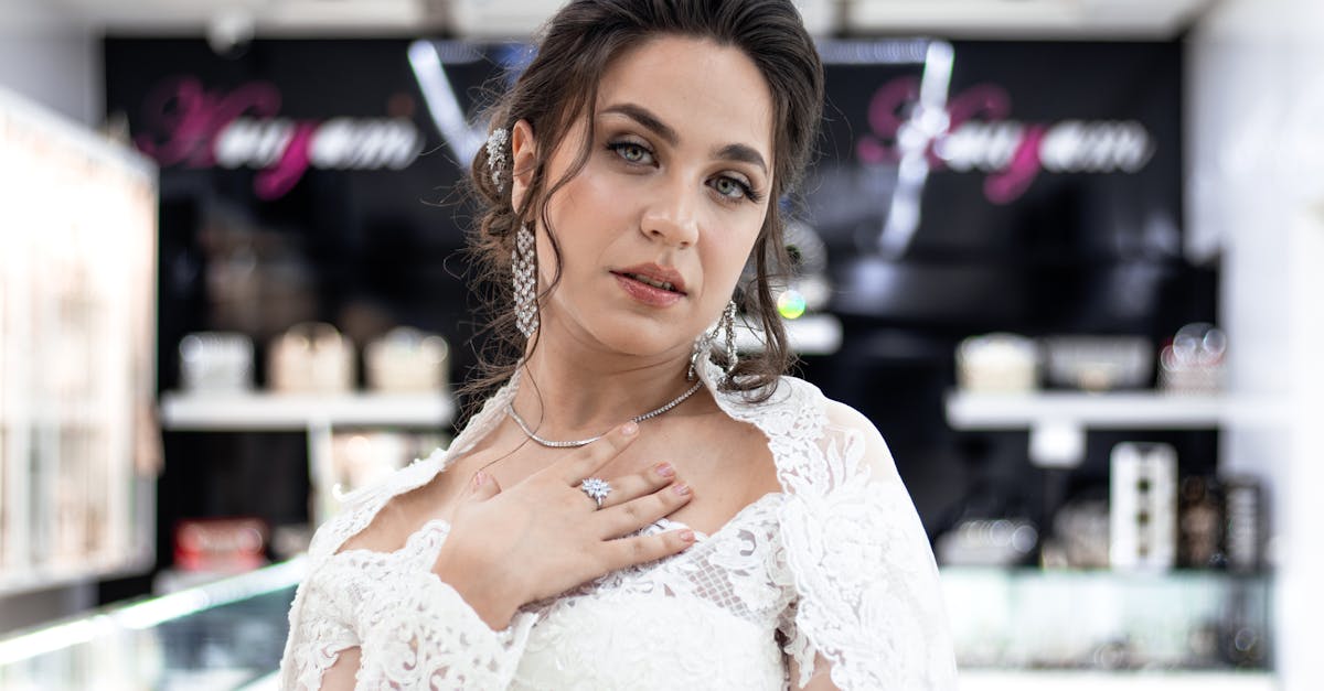 découvrez notre boutique de mariage : robes élégantes, accessoires raffinés et tout ce qu'il vous faut pour un jour inoubliable.