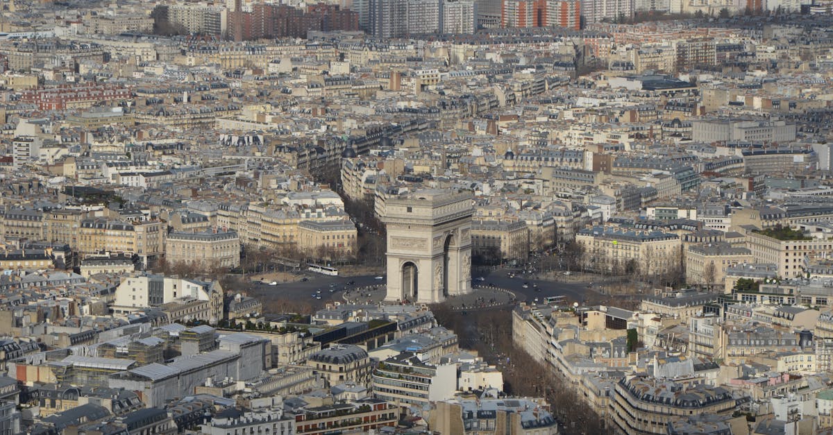 découvrez notre guide complet du shopping sur les champs-élysées : boutiques incontournables, meilleures adresses, conseils et astuces pour une expérience de shopping unique à paris.