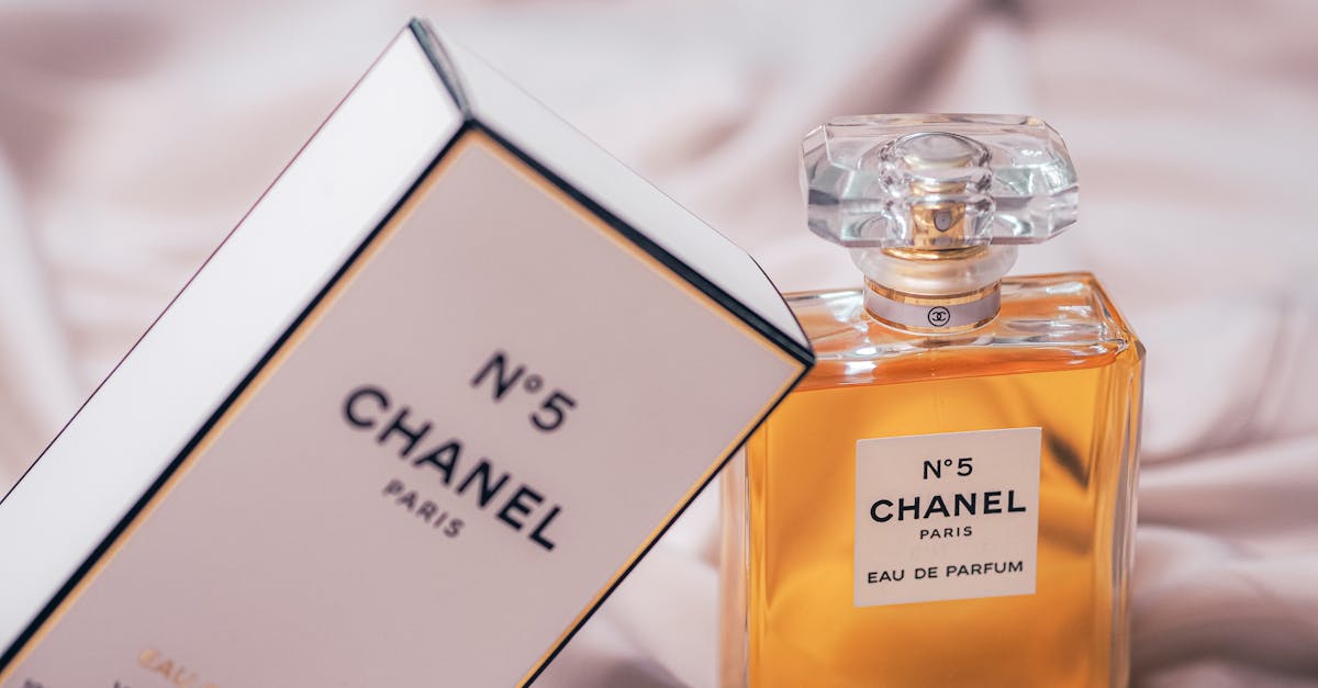 découvrez la boutique chanel et plongez dans l'univers du luxe, de la mode et de l'élégance française avec nos collections exclusives de prêt-à-porter, accessoires et parfums.