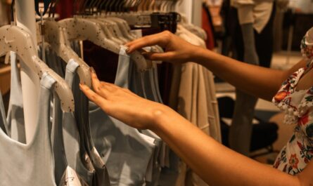 découvrez notre sélection exclusive de vêtements tendance pour toutes les occasions. qualité, style et confort garantis dans notre boutique de vêtements.