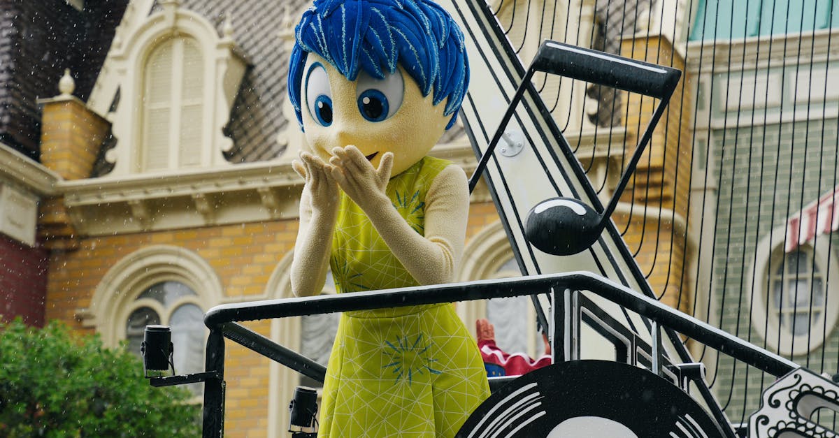 découvrez les boutiques de disneyland paris pour des souvenirs magiques, des articles exclusifs et des cadeaux uniques. faites le plein de magie et de surprises lors de votre visite !