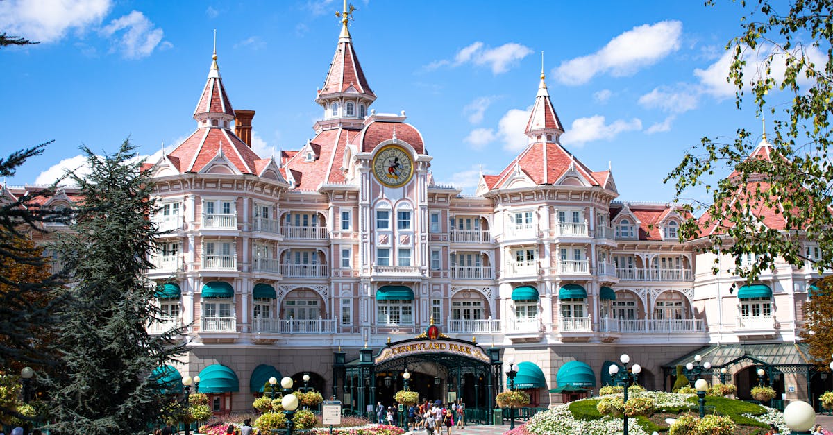 découvrez les boutiques de disneyland paris pour des souvenirs magiques, des produits exclusifs et des articles disney uniques.