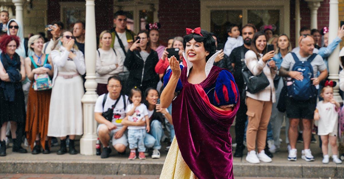 découvrez les boutiques de disneyland paris pour des souvenirs magiques, des vêtements exclusifs et des articles disney uniques.