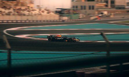 découvrez notre collection exclusive de produits officiels f1 : vêtements, casquettes, accessoires et plus pour les fans de formule 1.