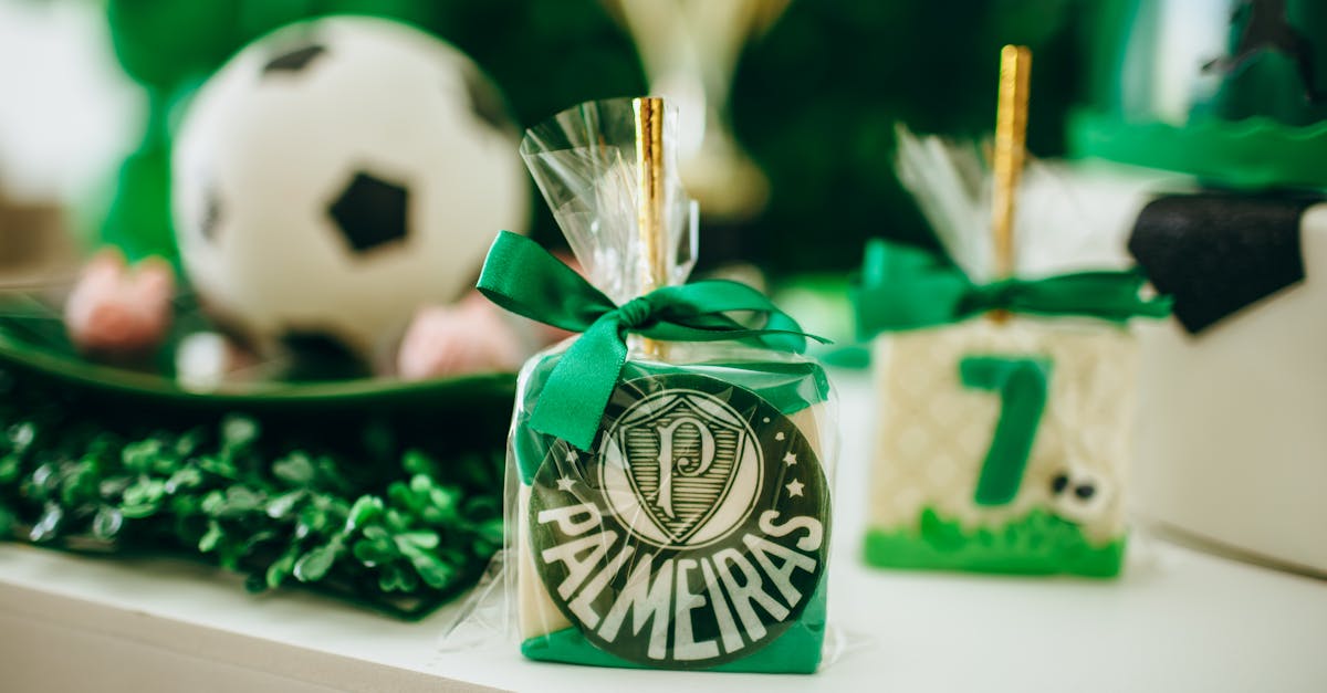 découvrez la boutique officielle du fc nantes : maillots, écharpes, casquettes et accessoires pour tous les fans du club de football nantais.