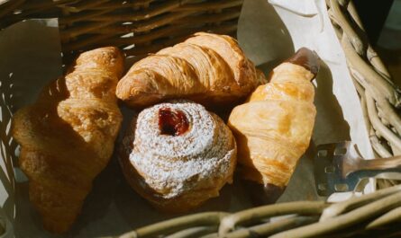 découvrez nos pâtisseries gourmandes, alliant saveurs authentiques et artisanat de qualité pour un plaisir exquis à chaque bouchée.