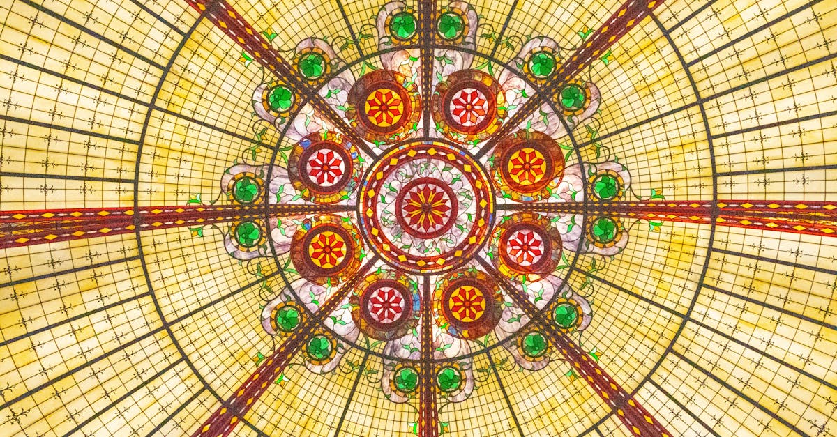 découvrez l'art verrier de meisenthal, un savoir-faire unique mêlant tradition et créativité pour des pièces en verre d'exception.