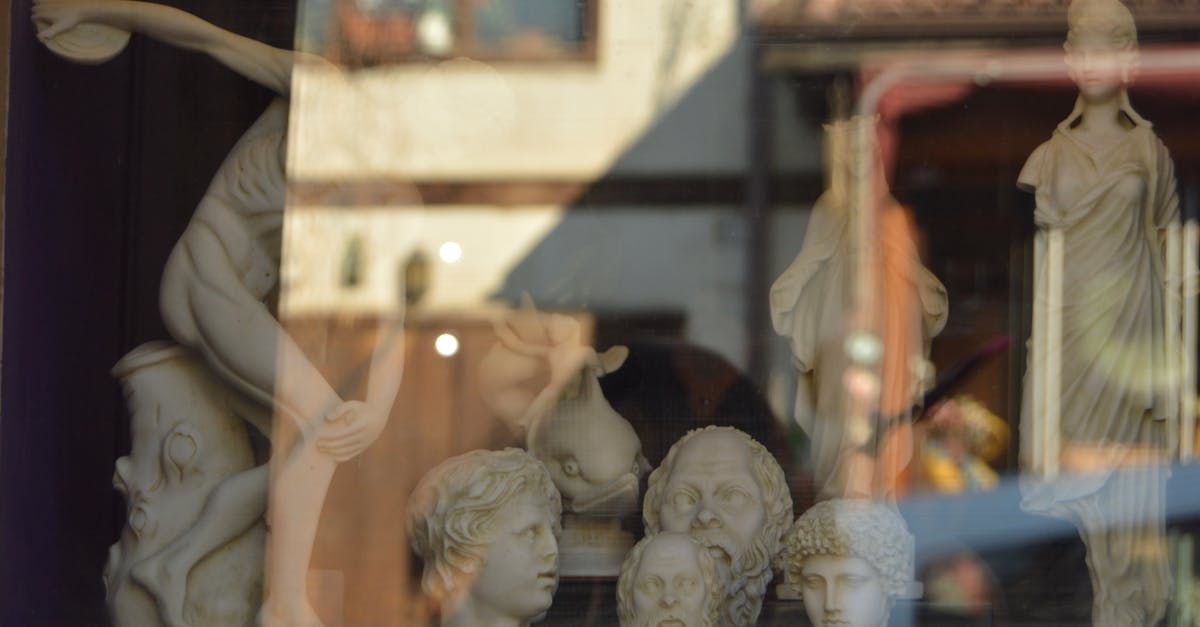 découvrez notre boutique de musée en ligne offrant une sélection unique de souvenirs, livres, et objets d'art inspirés par nos collections exclusives.