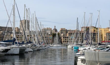 découvrez la boutique officielle de l'olympique de marseille : équipements, maillots, accessoires et souvenirs pour tous les fans de l'om.