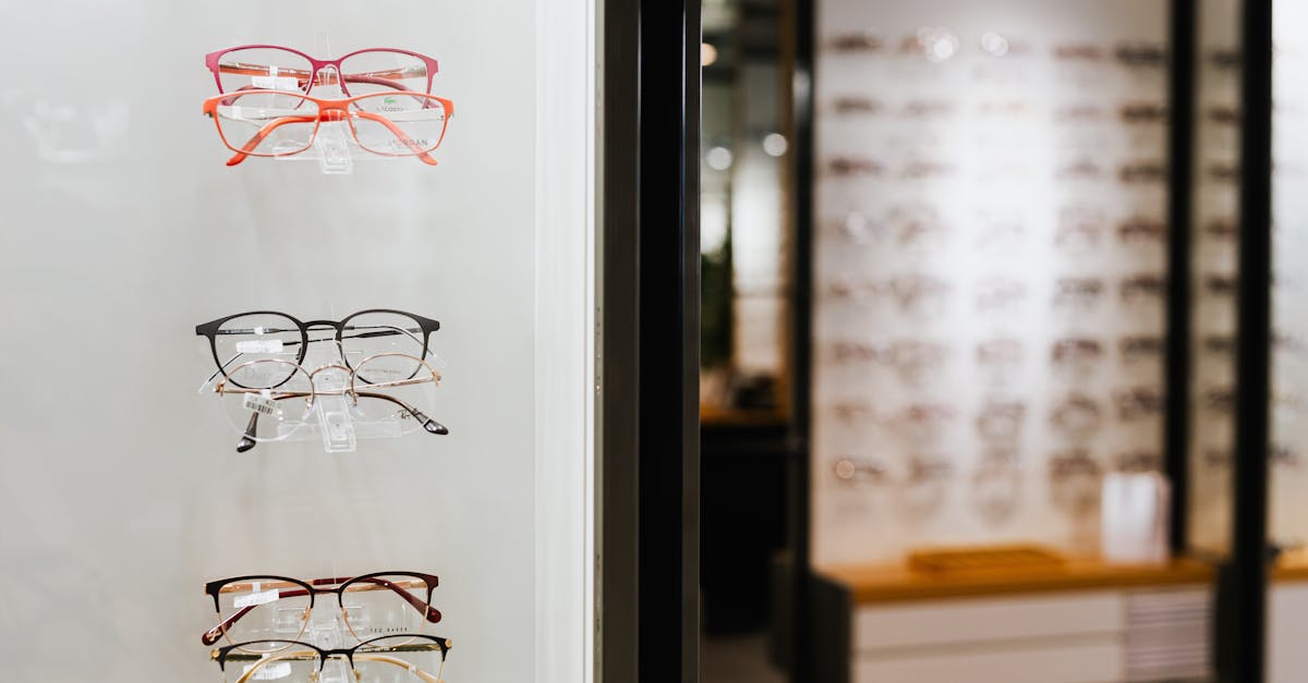 découvrez notre boutique d'optique proposant une large gamme de lunettes de vue, de soleil et des services professionnels d'opticien pour votre confort visuel.